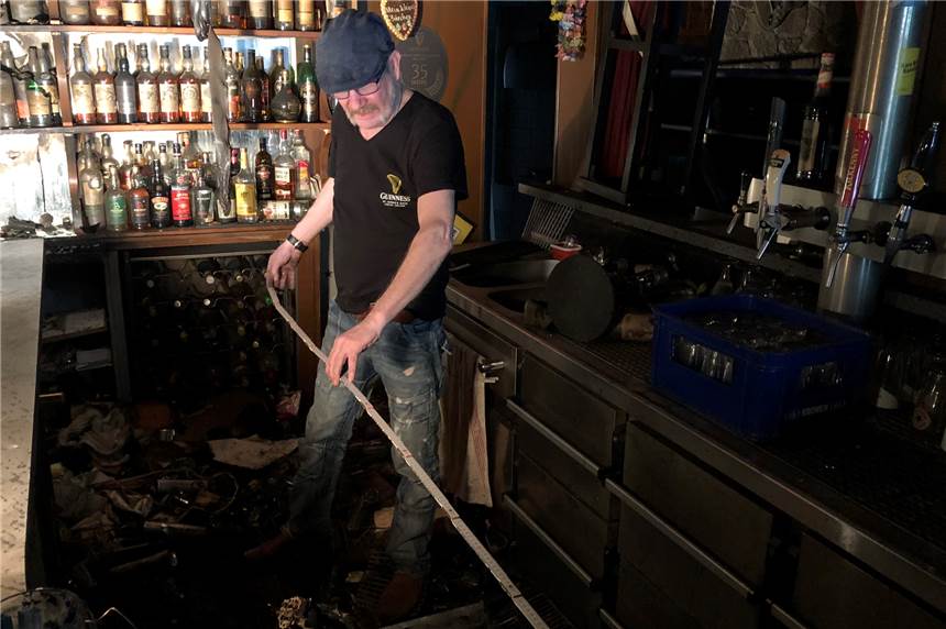 Der Irish-Pub „Church“ gibt Zeitraum für Wiedereröffnung bekannt Barkeeper Bernd Welk war nach dem Brand noch nicht so optimistisch wie jetzt.