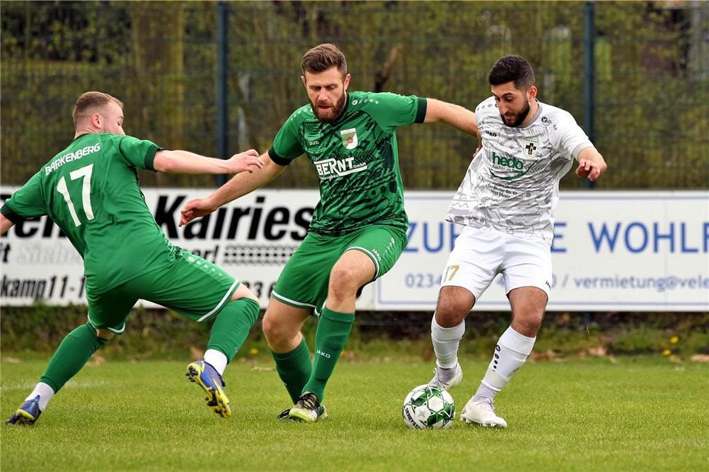 TSV Raesfeld ist praktisch durch: Jetzt sagt es auch der Trainer Pascal Burzi, Swen Coralic und Kaan-Barkin Kara ikämpfen um den Ball