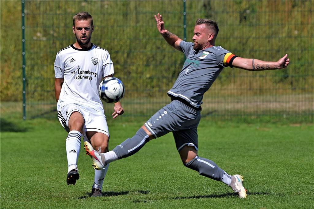 Der A-Liga-Gipfel zwischen Lembeck und Raesfeld: Trainer haben einen klaren Favoriten Marvin Pulver im Zweikampf