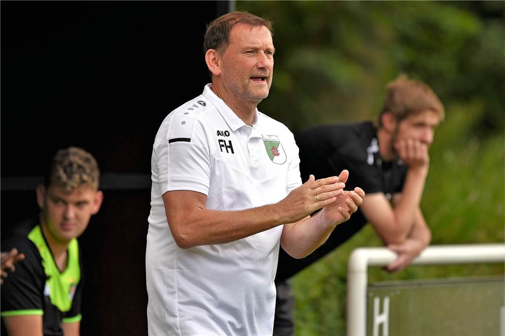Videobeweis in der Kreisliga: Barkenberger droht eine lange Strafe Frank Hofmann an der Seitenlinie