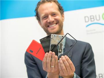 Bas van Abel präsentiert sein "Fairphone". Foto: Daniel Karmann
