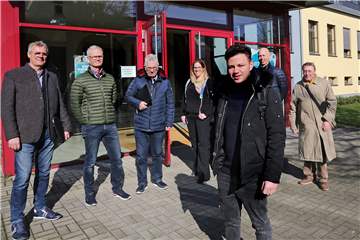 Bashar Alahmad (vorn) hat ein  Netzwerk hinter sich: v.l.: Dieter Korte (Vorsitzender), Udo Dilewski und Hans-Josef Büsen (Ausbildungspaten), Kathrin Ollas und Matthias Bomba, (HBBK Schulleitung) und Hans Kirschbaum (Ausbildungspate).