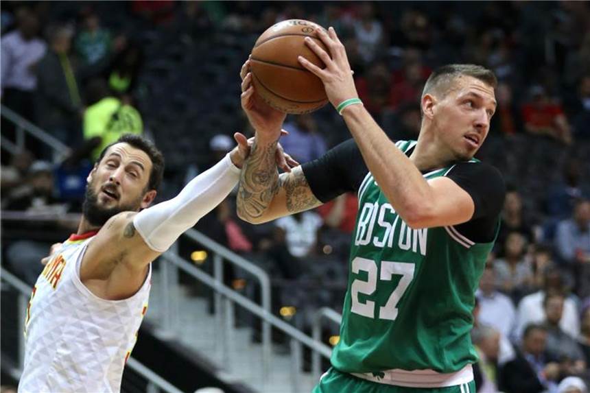 Theis eröffnet neue NBA-Saison mit Boston Basketball-Nationalspieler Daniel Theis (r) steht bei den Boston Celtics unter Vertrag. Foto: John Bazemore/AP