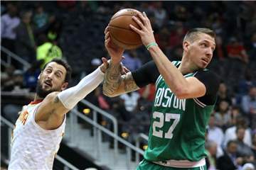 Basketball-Nationalspieler Daniel Theis (r) steht bei den Boston Celtics unter Vertrag. Foto: John Bazemore/AP