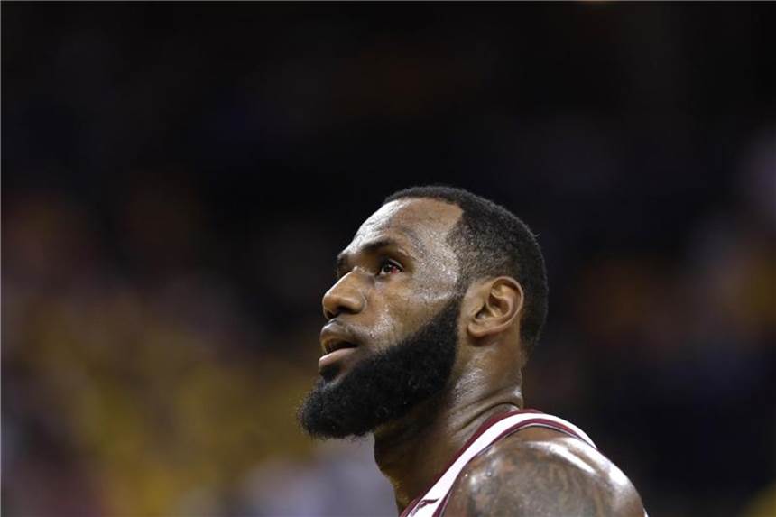 James: Trump missbraucht Sport zur Spaltung der Gesellschaft Basketball-Star LeBron James kritisiert US-Präsident Trump für dessen Verhalten in der Debatte über Respekt vor der US-Nationalhymne. Foto: Maracio Jose Sanchez/AP