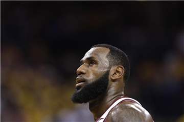 Basketball-Star LeBron James kritisiert US-Präsident Trump für dessen Verhalten in der Debatte über Respekt vor der US-Nationalhymne. Foto: Maracio Jose Sanchez/AP