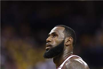 Basketball-Superstar LeBron James ist erneut verbal vom US-Präsidenten Trump angegangen worden. Foto: Marcio Jose Sanchez/AP