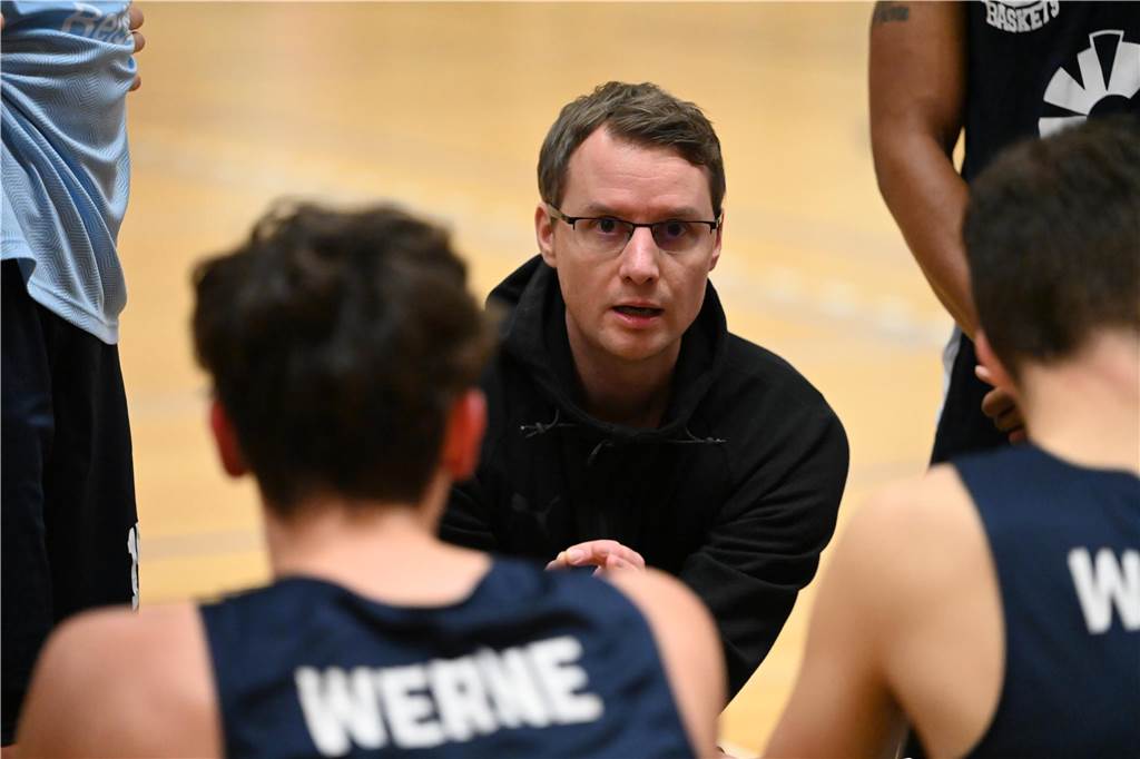 Platzwunde bei LippeBaskets-Kapitän: Lukas Wiedey muss verletzt ins Krankenhaus Christoph Henke im Kreis seiner Mannschaft.