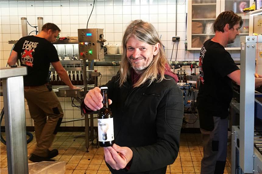 Frisch abgefüllt: „Helles Köppken“ für die Ahauser Biertrinker "Bassbrauer" Hennes Nienhaus mit einem frisch abgefüllten "Helles Köppken".