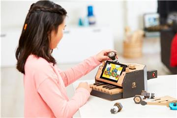 Basteln mit Pappe und der Konsole. „Nintendo Labo“ kombiniert Pappvorlagen mit der Nintendo Switch und erweitert die Konsole so um ungeahnte Möglichkeiten. Foto: Nintendo