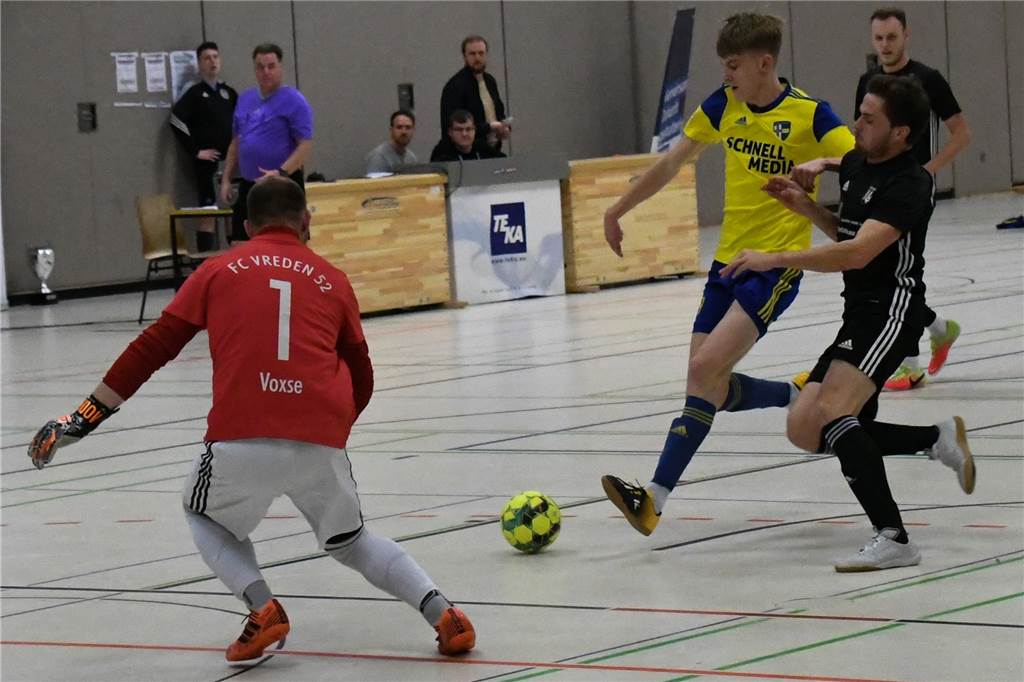 Bastian Buning verhindert Lennart Wilkes Torchance.