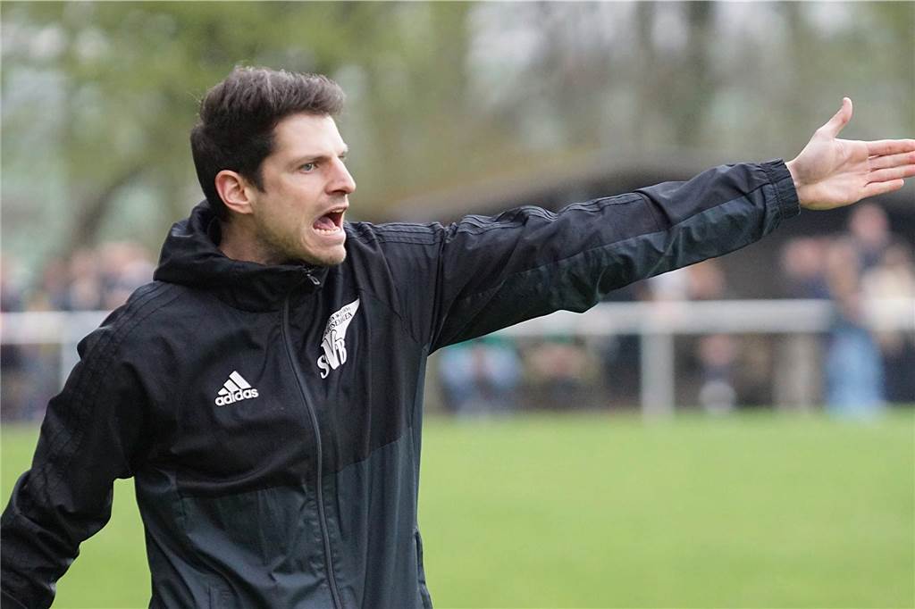 SV Bausenhagen stellt frühzeitig die Weichen: Personalie mit Tragweite Bastian Hoffmann coacht den SV Bausenhagen auch in der kommenden Saison.