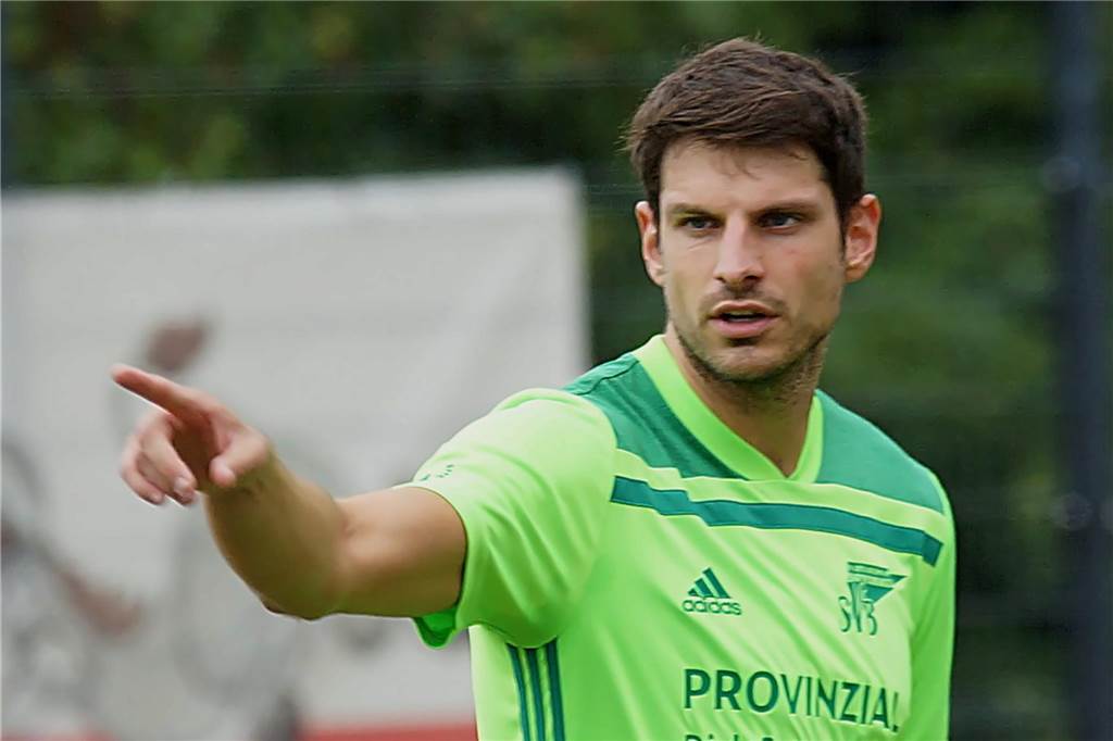 Wird SV Bausenhagen gegen BR Billmerich zur Regenschlacht? Bastian Hoffmann, Trainer des SV Bausenhagen, gestikuliert.