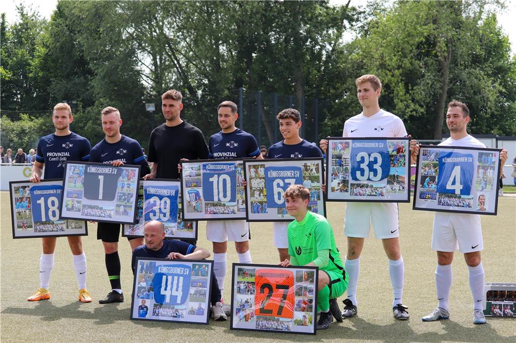Torwart Luncke verlässt KSV trotz Zusage Die Abgänge des Königsborner SV halten jeweils ein gerahmtes Trikot in die Höhe.