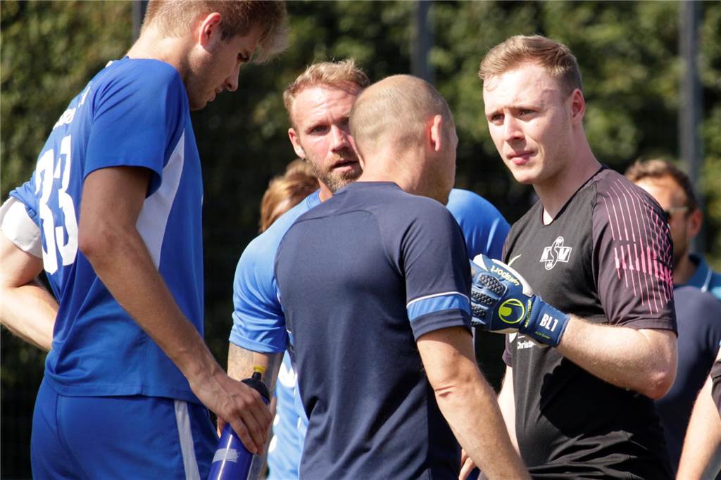 Basti Luncke über Wechsel von Königsborn nach Mühlhausen: „Das war ein Schlag in die Fresse“ Bastian Luncke (r.) verlässt den KSV. Damian Marchewka (l.) und Co-Trainer Tobias Retzlaff (vorne) tun es ihm gleich.