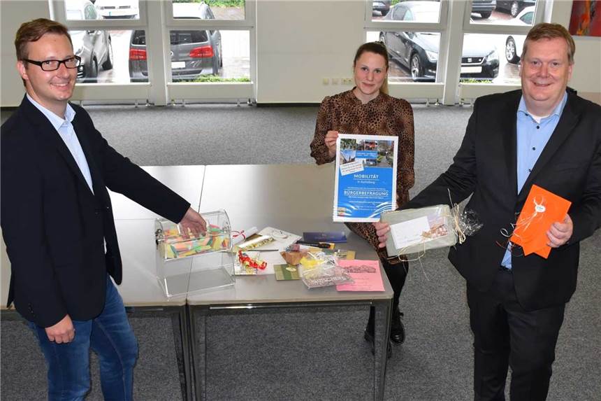 1100 Bürger äußern Anregungen und Bedenken zum Verkehr in Ascheberg Bastian Meyer, Fachbereichsleiter Ordnung, Soziales und Recht, Felicia Splettstößer und Bürgermeister Thomas Stohldreier (v.l.n.r.) zogen die Gewinner aus den Teilnehmerinnen und Teilnehmern der Mobilitätsbefragung.