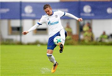 Bastian Oczipka ist auf Schalke derzeit der einzige Spieler auf der linken Außenbahn.
