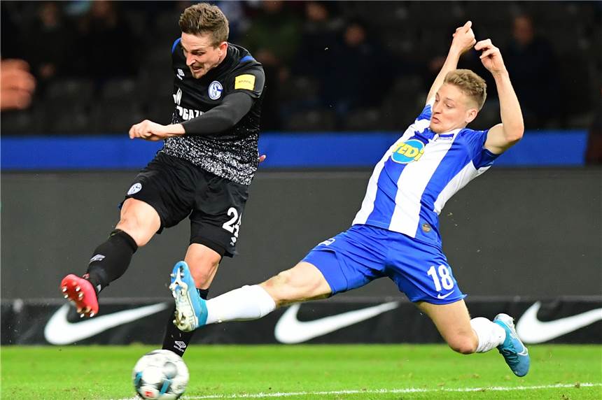 Schalke zu Gast in Düsseldorf: Auch ein Duell der Dauerbrenner Bastian Oczipka (l.) hat noch keine Bundesligaminute für Schalke in dieser Saison gefehlt.