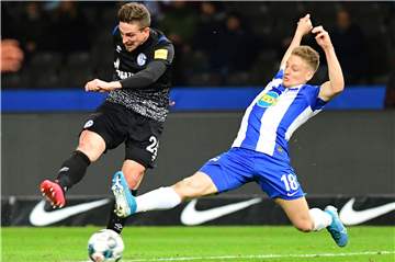 Bastian Oczipka (l.) hat noch keine Bundesligaminute für Schalke in dieser Saison gefehlt. 