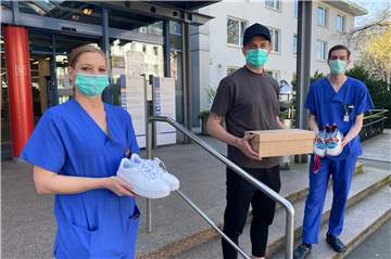 Bastian Oczipka (Mitte) besuchte die Uniklinik in Essen. 