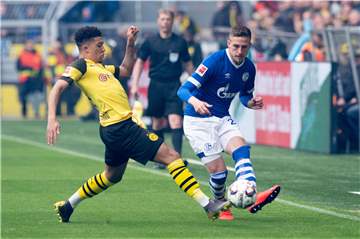 Bastian Oczipka (r.) ist auf Schalkes linker Abwehrseite gesetzt.