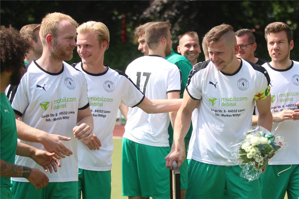 Westfalia Wethmar verabschiedet langjährigen Leistungsträger: „Habe die Partie genossen“ Bastian Quiering bekam vor dem Spiel gegen ETuS von seinen Teamkollegen einige Präsente überreicht.