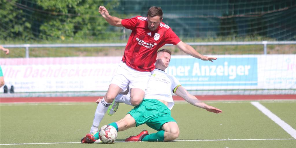 Platzverweise und elf Tore: Wildes Spektakel zwischen Westfalia Wethmar und ETuS/DJK Schwerte Bastian Quiring (r.) zeigte in seinem letzten Spiel für Westfalia Wethmar gegen Milos Bratic und ETuS DJK Schwerte vollen Einsatz.