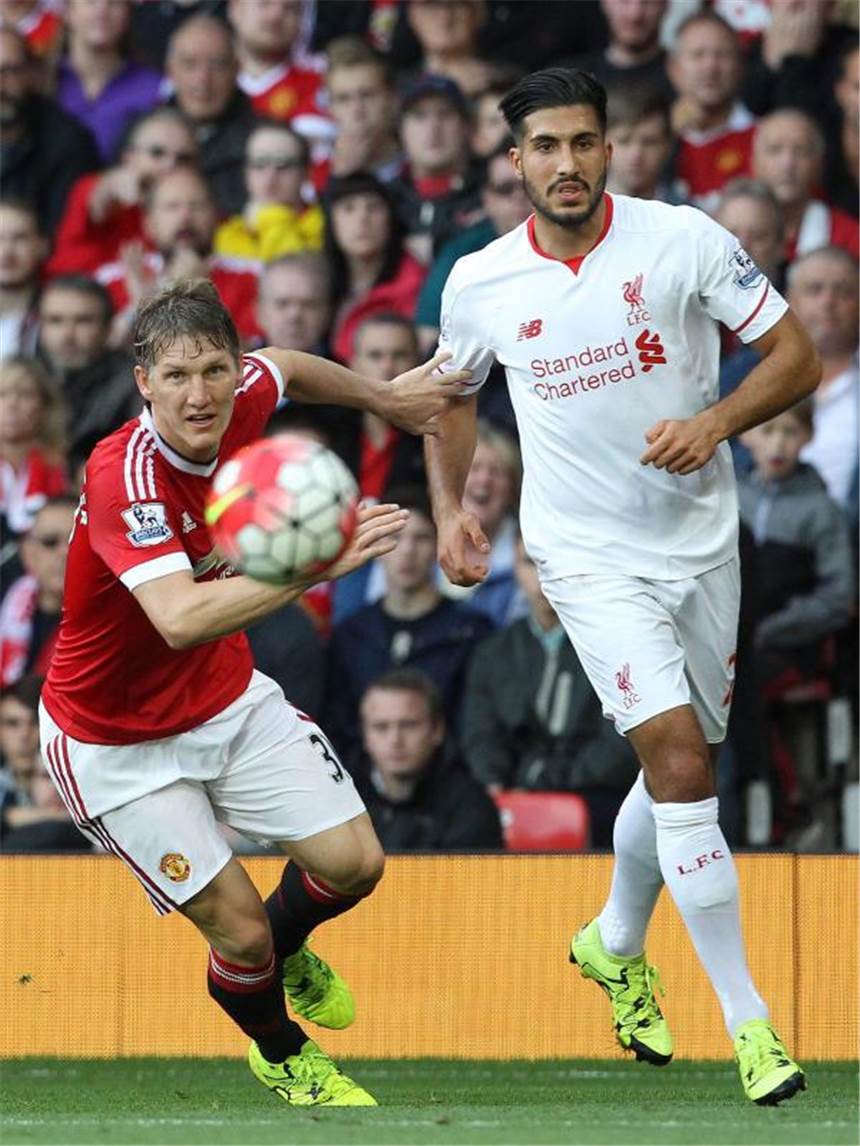 Schweinsteigers United siegt - Özil führt Arsenal zum Sieg Bastian Schweinsteiger (l) entschied das Duell mit Nationalmannschaftskollege Emre Can für sich. Foto: Lindsey Parnaby