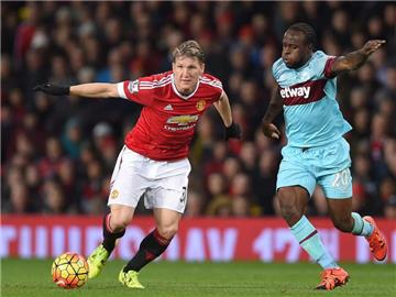 Bastian Schweinsteiger (L) kam mit Manchester United gegen West Ham United nicht über ein 0:0-Unentschieden hinweg. Foto: Peter Powell