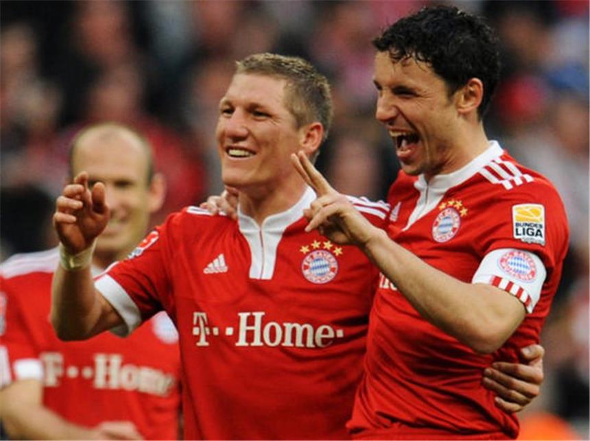 Van Bommel & Schweinsteiger: Bayerns Kraftwerk Bastian Schweinsteiger (l) und Mark van Bommel feiern einen Bayern-Sieg.
