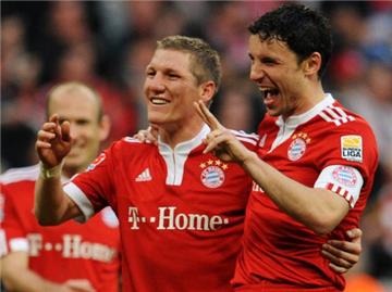 Bastian Schweinsteiger (l) und Mark van Bommel feiern einen Bayern-Sieg.