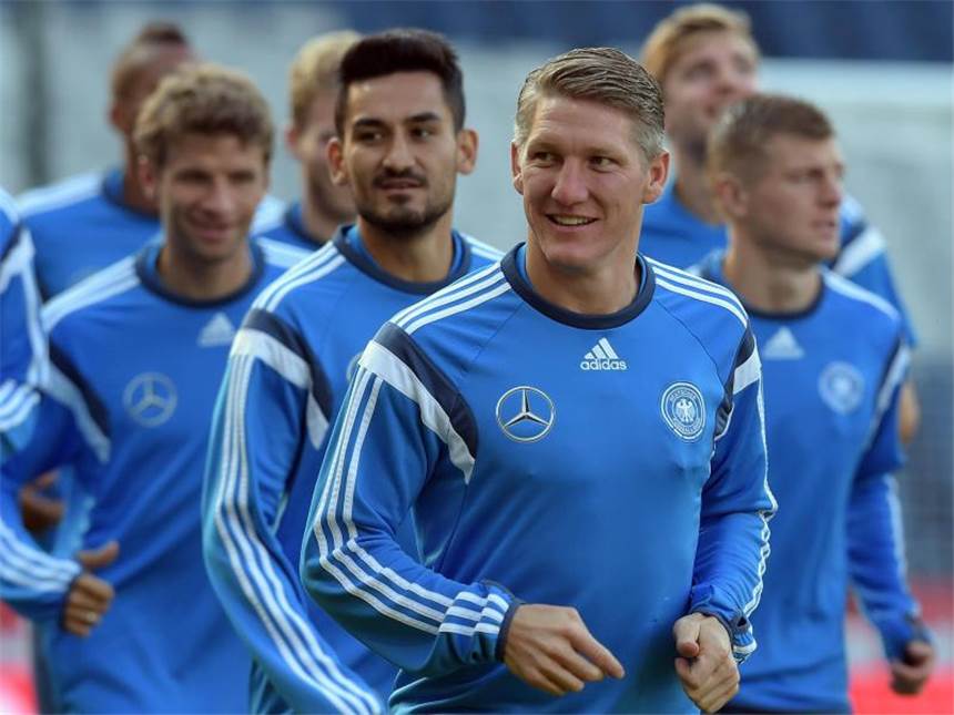 Löw bekräftigt Schweinsteigers Führungsrolle Bastian Schweinsteiger (M.) ist sehr wichtig für die deutsche Nationalmannschaft. Foto: Federico Gambarini