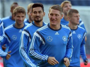 Bastian Schweinsteiger (M.) ist sehr wichtig für die deutsche Nationalmannschaft. Foto: Federico Gambarini