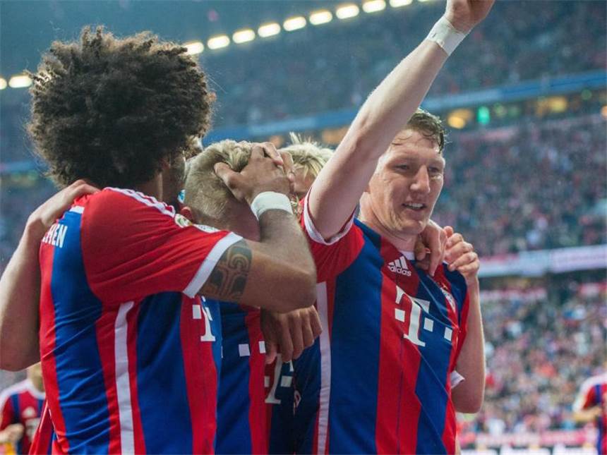 Rekordchampion Schweinsteiger - Meisterschuss gelernt Bastian Schweinsteiger (r) erzielte für die Bayern den Treffer des Tages. Foto: Marc Müller