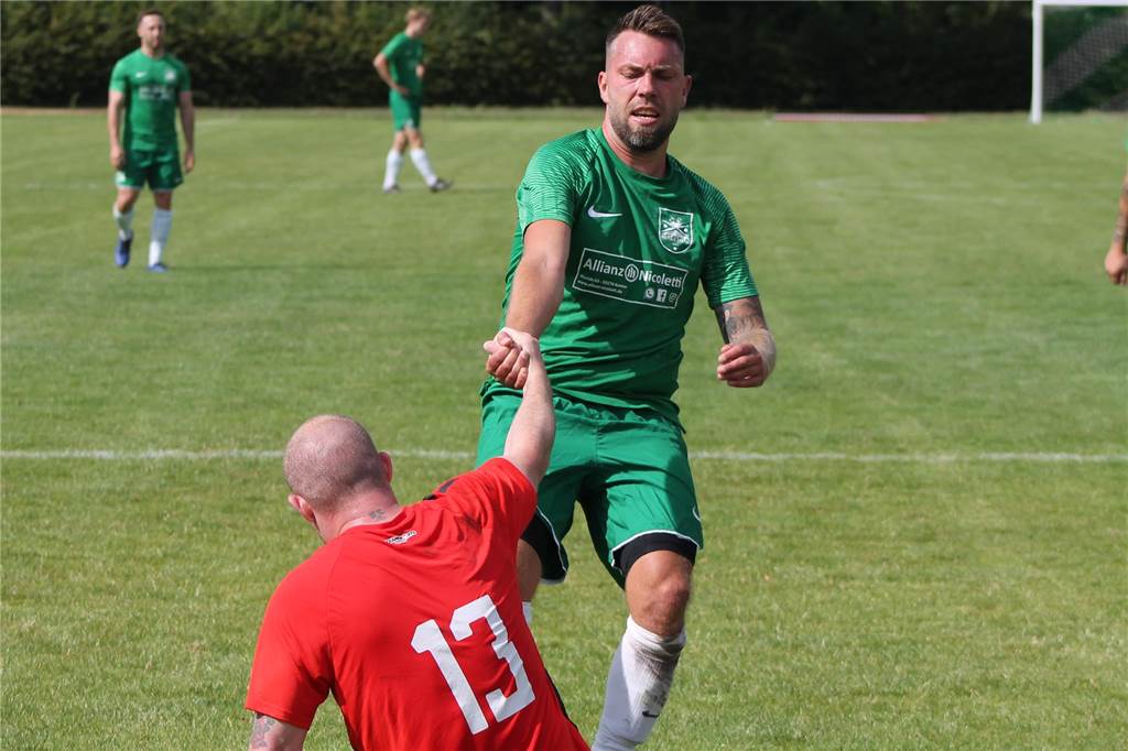 „Ein Unentschieden wäre gerecht“: SC Fröndenberg verliert gegen den SuS Oberaden Bastian Zurstarßen (grünes Trikot) hilft seinem Gegenspieler Marcel Hofmann auf die Beine. Kurz zuvor traf Zurstraßen sehenswert zum 2:0 für den SuS Oberaden.