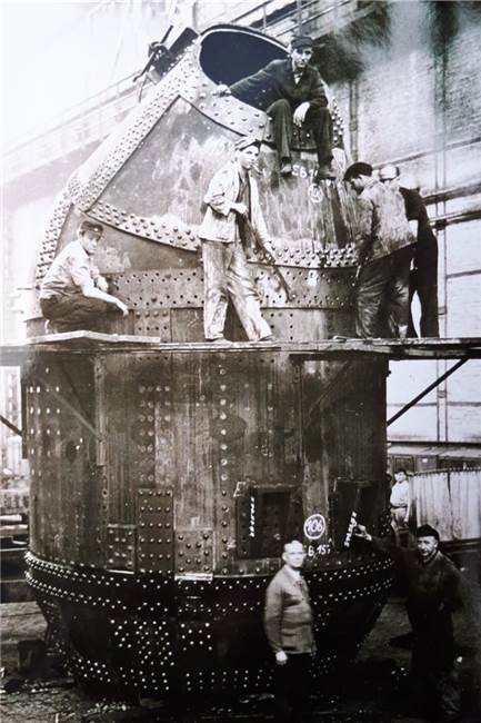 Was die Thomasbirne am Phoenix-See für die Hörder Geschichte bedeutet Bau der letzten Hörder Thomasbirne in der Kesselschmiede des Hörder Werkes 1953. Die Einzelteile wurden von Hand genietet.
