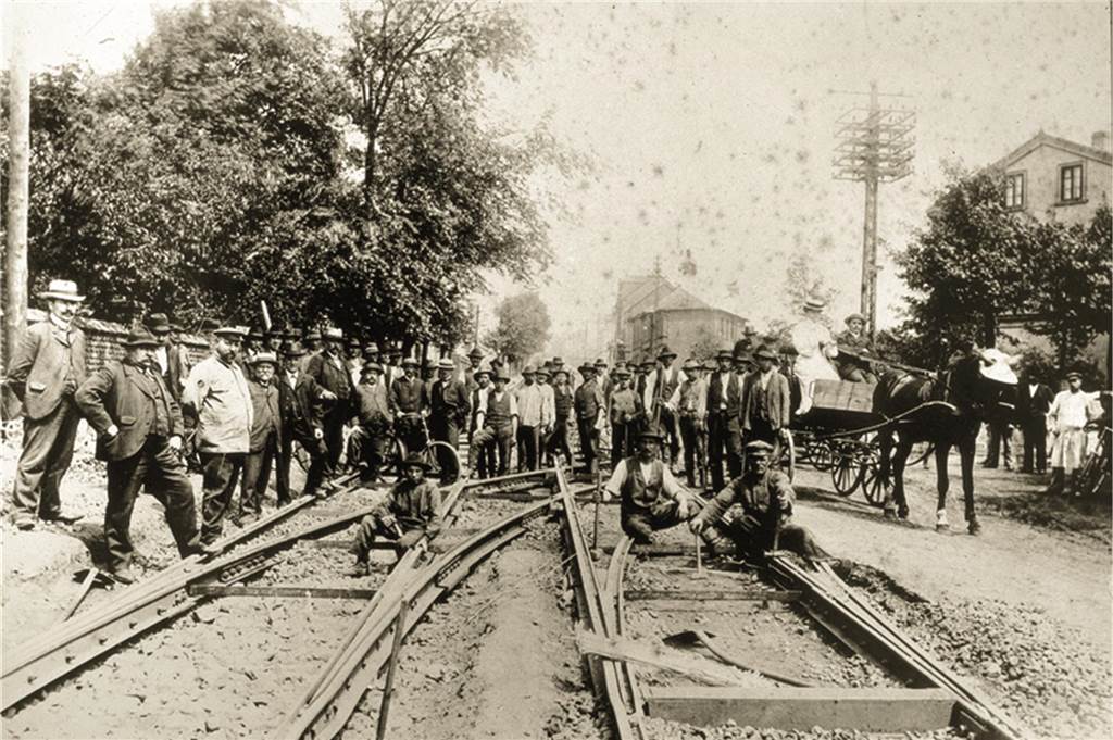 Geschichtsverein erinnert an die Anfänge der Straßenbahn in Eving Bau der Weiche für den Abzweig von der Evinger Straße (damals Chauseestraße) zur Deutschen Straße Richtung Derne. Das Foto entstand 1903, als das Amt Eving noch selbständig war und noch nicht zu Dortmund gehörte