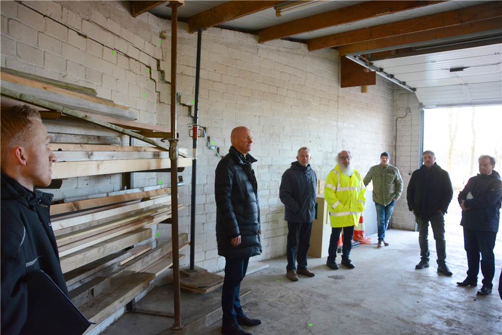 Streit über Erweiterung des Südlohner Bauhofs kocht im Bauausschuss hoch Bauamtsleiter Dirk Vahlmann und Bauhofleiter Stefan Brüggemann erläuterten den Politikern den aktuellen Stand am Bauhof. Die Wand der alten Fahrzeughalle durchzieht ein breiter Riss. Das Dach ist notdürftig abgestützt.