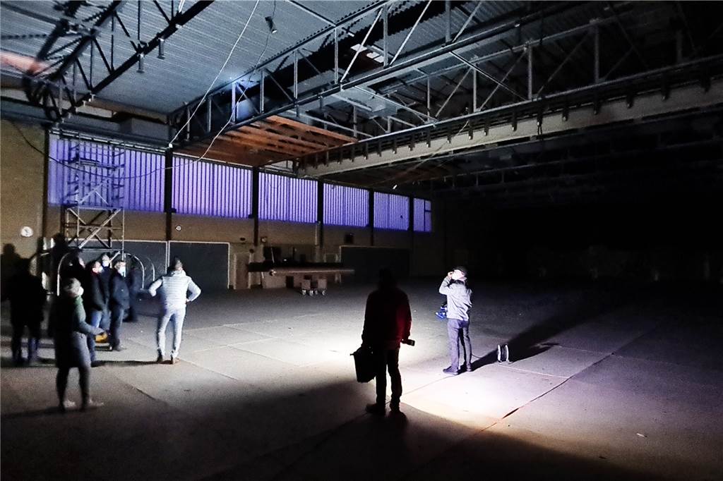 Millionen-Projekt Turnhalle: Zeitplan steht – Decke als Knackpunkt Bauamtsleiter Herbert Gausling führte die Mitglieder des Bauausschusses jüngst mit Taschenlampe durch die Halle, um über den Fortschritt der Arbeiten zu informieren.