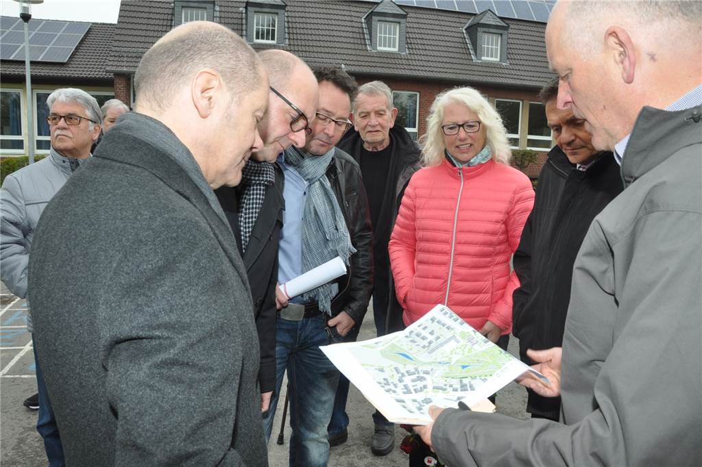 Als der jetzige Bundeskanzler Olaf Scholz zu Besuch in Capelle war Bauamtsleiter Josef Klaas (r.) erläuterte dem damaligen Ersten Bürgermeister Hamburgs, Olaf Scholz, wie der Dorfpark entwickelt werden soll.