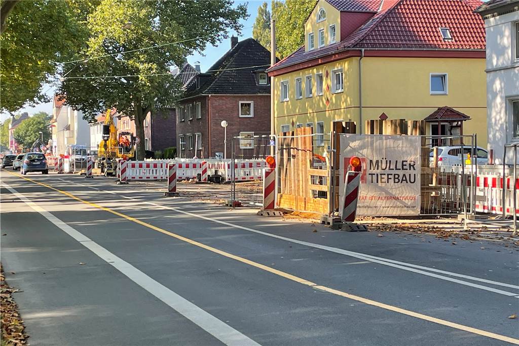 Am Puls der Stadt – Woher kommt das Trinkwasser in Castrop-Rauxel? Bauarbeiten auf der Langen Straße in Ickern: Hier werden Wasserrohre im Auftrag der Firma Gelsenwasser ausgetauscht.