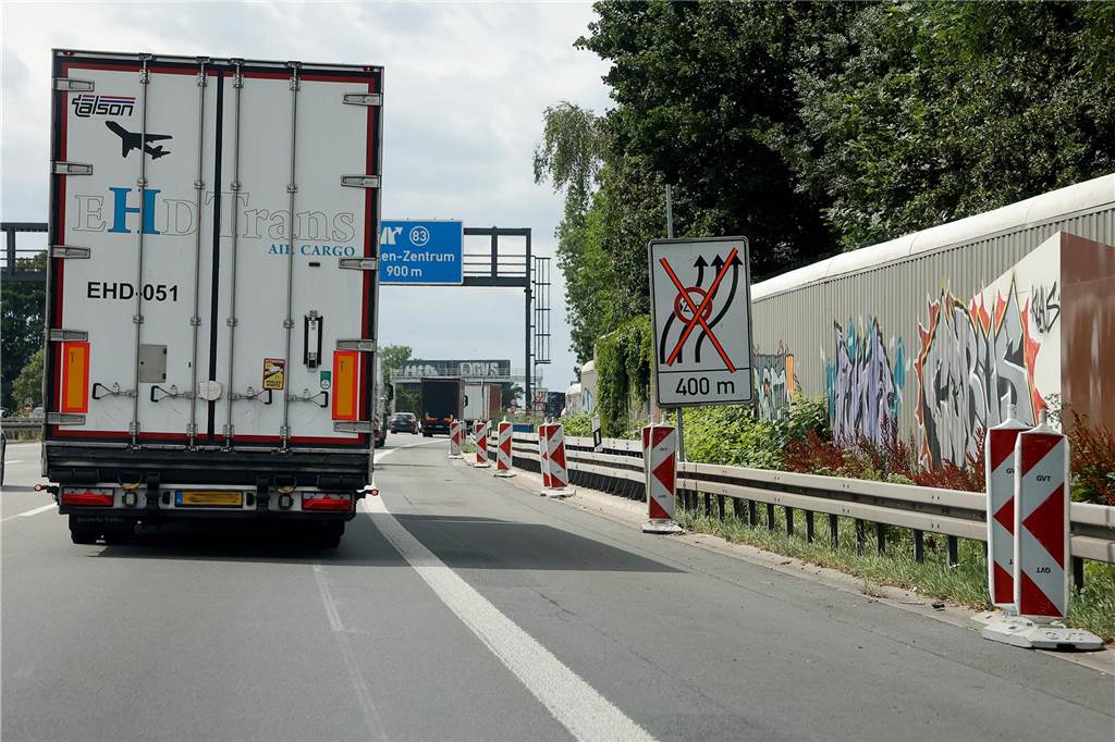 Sperrung im Kamener Kreuz angekündigt: Umleitung über viele Kilometer Bauarbeiten bremsen am Wochenende den Verkehr im Kamener kreuz. Zudem gibt es weiterhin die Baustelle (Bild) für die neue A1-Brücke in Höhe der Anschlussstelle Kamen-Zentrum.