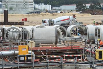 Bauarbeiter arbeiten auf dem Gelände des zukünftigen deutschen Anlandepunkts der Erdgaspipeline Nord Stream 2 in der Nähe von Lubmin in Mecklenburg-Vorpommern. Foto: Stefan Sauer