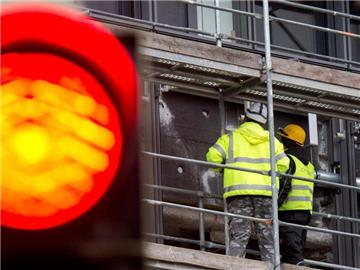 Bauarbeiter auf einer Großbaustelle: Leiharbeiter verrichten öfter körperlich schwere Arbeiten und leiden unter der Unsicherheit ihrer Jobs. Foto: Julian Stratenschulte