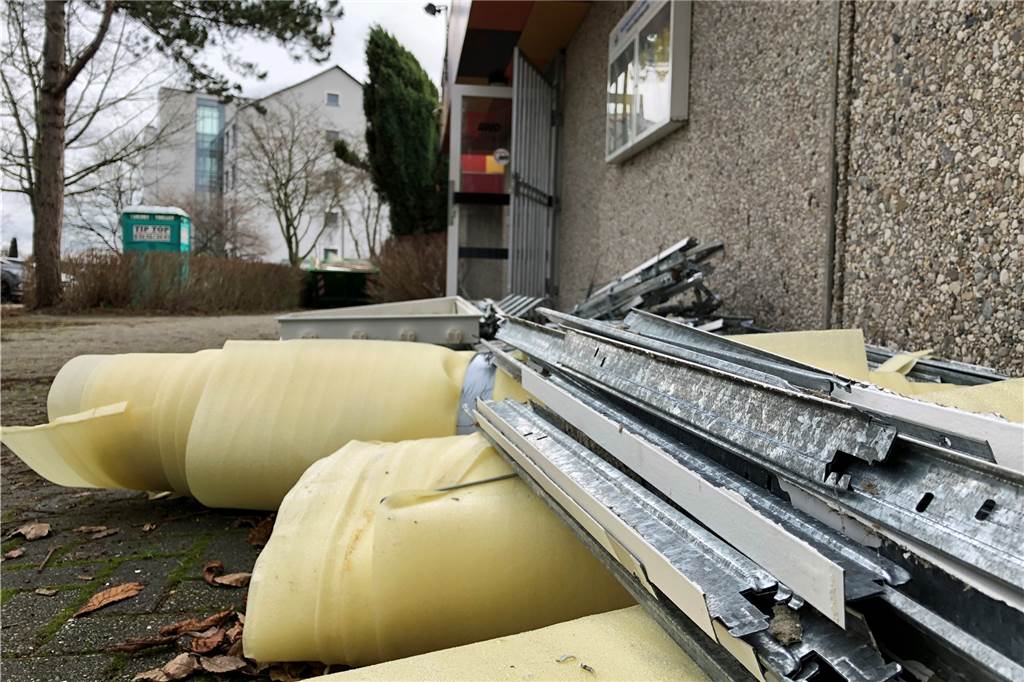 Nach fast 40 Jahren wird das Begegnungszentrum in Persebeck saniert Bauarbeiter tragen nach und nach die alte Einrichtung aus dem Gebäude.