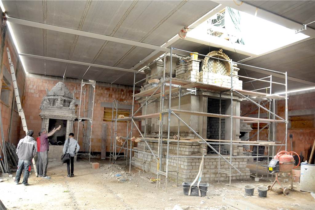 Pracht entsteht hinter Planen: Exklusiver Blick auf die Baustelle des Hindutempels Altar für die Hauptgöttin Sri Kanakathurka Aampal