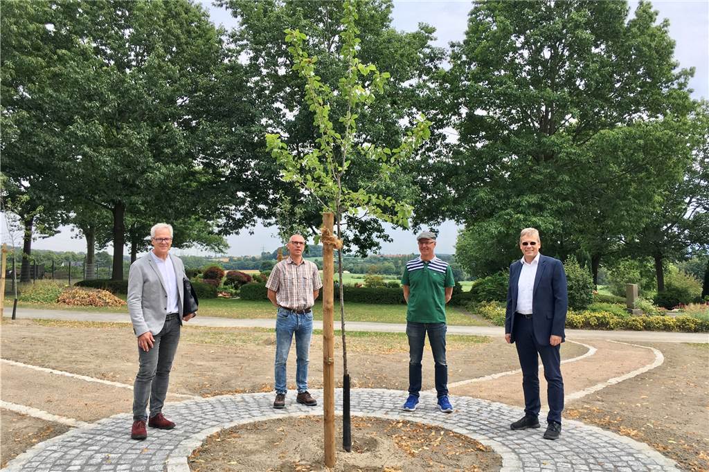 Alte Obstsorten wachsen auf neuem Grabfeld im Süden Dortmunds Baudezernent Arnulf Rybicki (r.) informierte sich bei Vertretern der Friedhöfe Dortmund über die neuen Grabfelder.