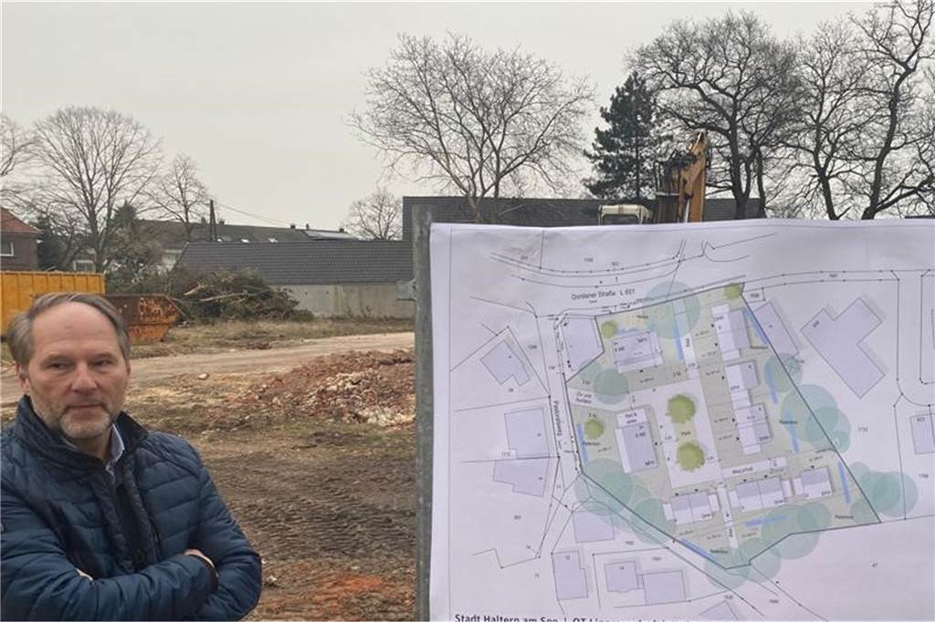 Wohnen auf ehemaligem Bauernhof in Lippramsdorf: Was genau geplant ist Baudezernent Siegfried Schweigmann (Foto) und Stadtplaner Ingo Stapperfenne brachten das städtebauliche Konzept mit nach Lippramsdorf.