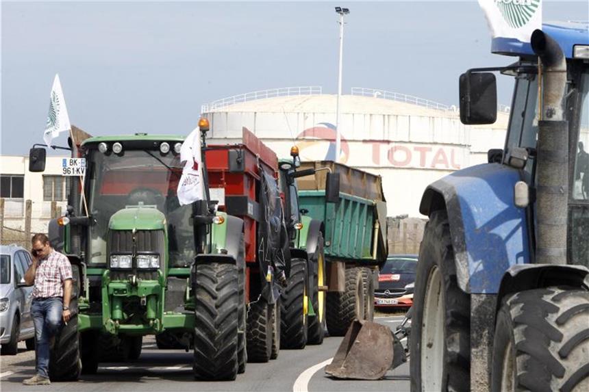 Französische Bauern protestieren weiter gegen Agrarimporte Bauern blockieren mit ihren Traktoren die Zufahrt zu einer Raffinerie des Ölkonzerns Total. Foto: Michel Spingler