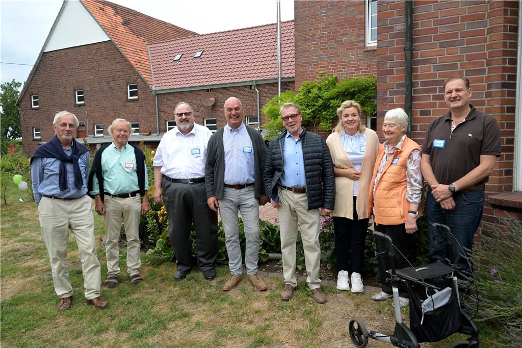 Schulze Altcappenberg zum 900-Jährigen: „Die Bauern nicht vergessen“ Bauern, deren Familien über Jahrhunderte die Region geprägt haben, kamen während des Hoffests zusammen (v. l.): Paul Altfeld, Dirk Schulze Wethmar, Carl Schulz-Gahmen, Heinrich Schulte-Witten, Thomas Schulze Altcappenberg sowie Angehörige der Familie Schulze Heil.